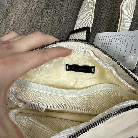 Lululemon Everywhere Belt Bag 1L Cream White Unisex Fanny Pack Crossbody NWT - Picture 4 of 5